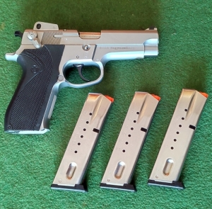 Smith and Wesson 5906 lesbl talaktott gz-riaszt pisztoly