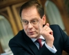 A korm�ny kinyitja az elz�rt ter�leteket