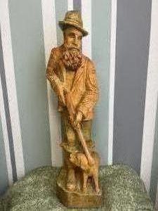 Vad�sz v�rebbel szobor